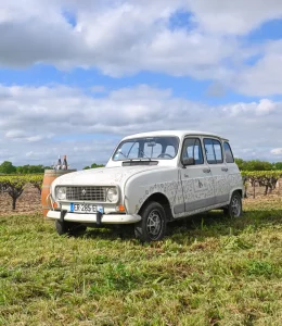 4L dans les vignes du domaine