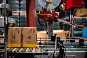 Enrouleur scotch ligne d'emballage des bib (©Bénédicte Lacroix)