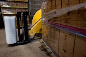 Emballage des vins avec gerbeuse (©Bénédicte Lacroix)