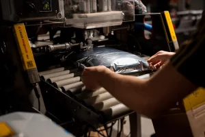 Conditionnement en poche du muscadet (©Bénédicte Lacroix)